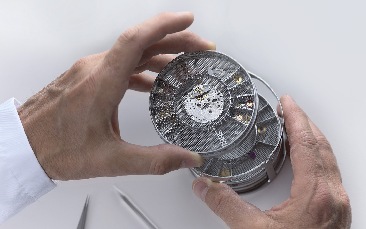 rolex-servicing-procedure-cleaning-the-movement_portrait