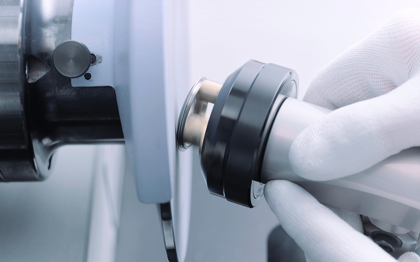 rolex-servicing-procedure-refinishing-of-the-case_portrait